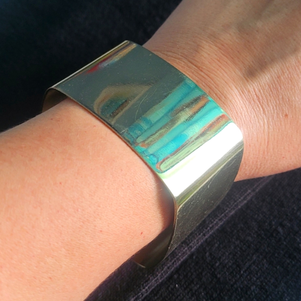 Gold tone bracelet